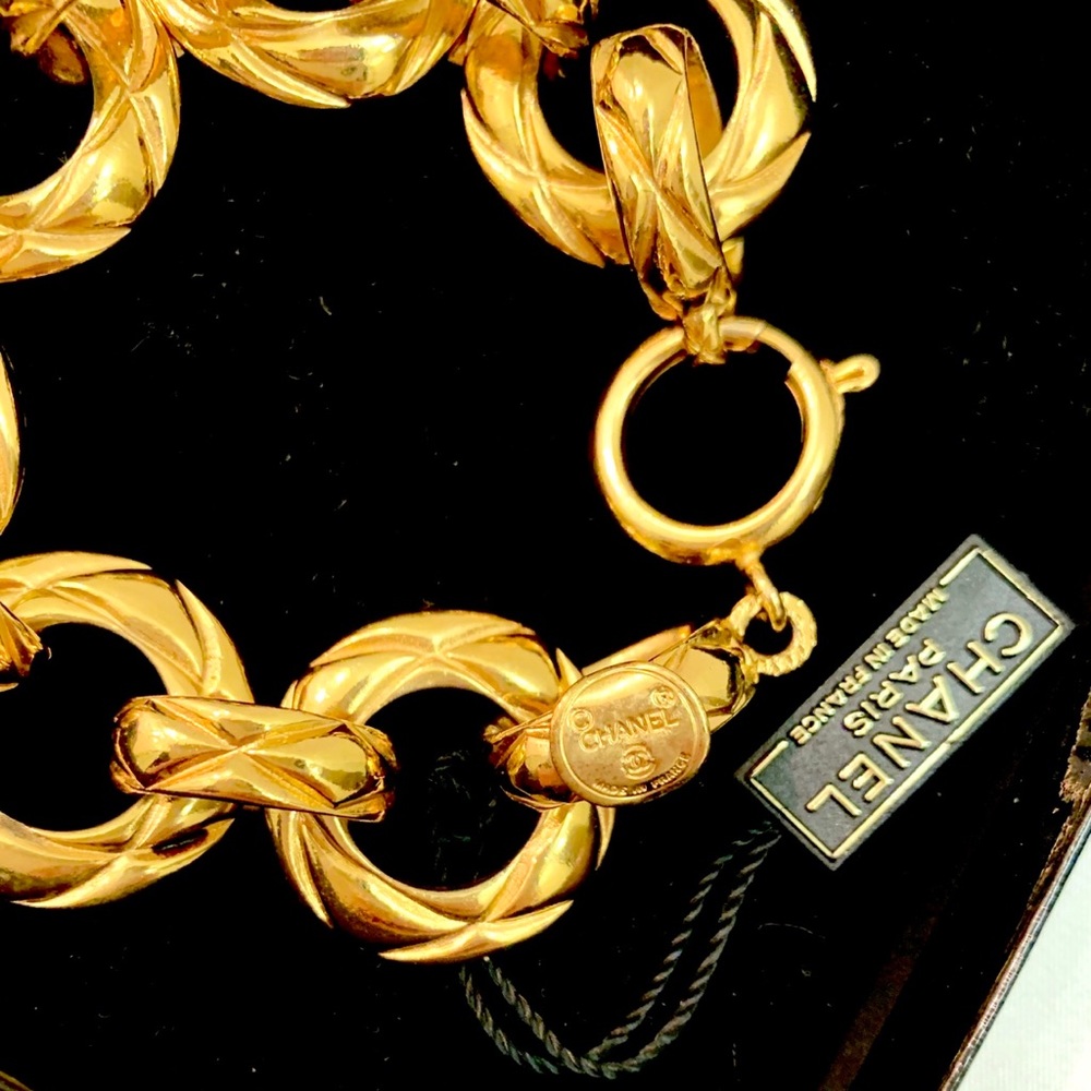 Chanel: Vintage Signed Thick Matelasse Chain Link Bracelet (New Hangtag & Box) - Picture 4 of 9